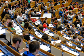 Audimax Studierende sitzen im Audimax.